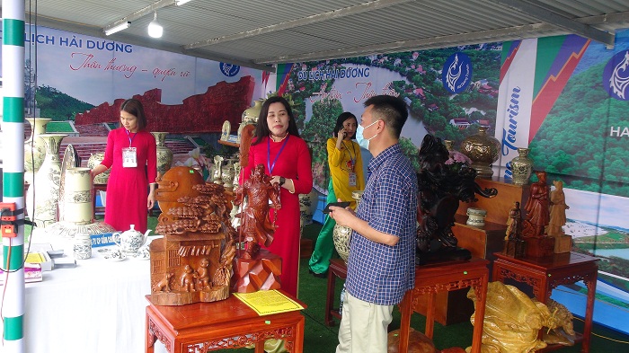 Sản phẩm chạm khắc gỗ của làng Đông Giao, huyện Cẩm Giàng.